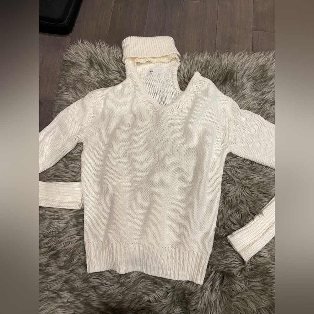 Sweater with shoulder cut out
